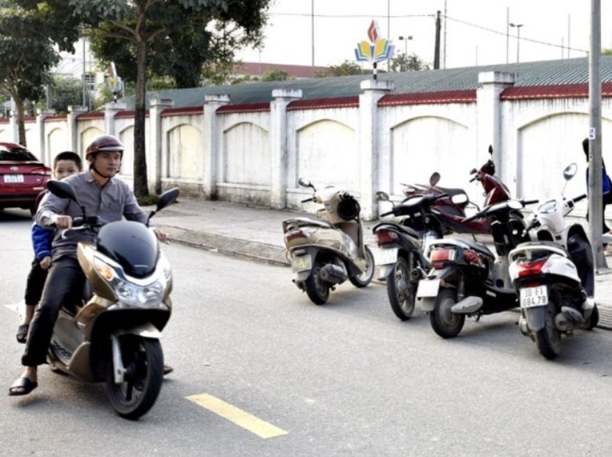 Lập lại trật tự an toàn giao thông trước các cổng trường ở thị xã Hồng Lĩnh