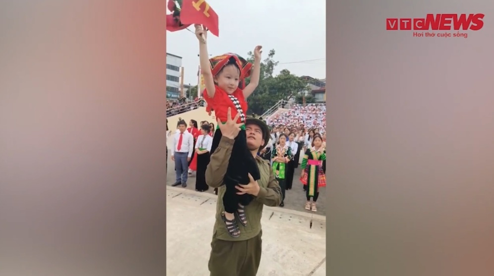 Gặp 'em bé tượng đài' trong lễ kỷ niệm 70 năm Chiến thắng Điện Biên Phủ